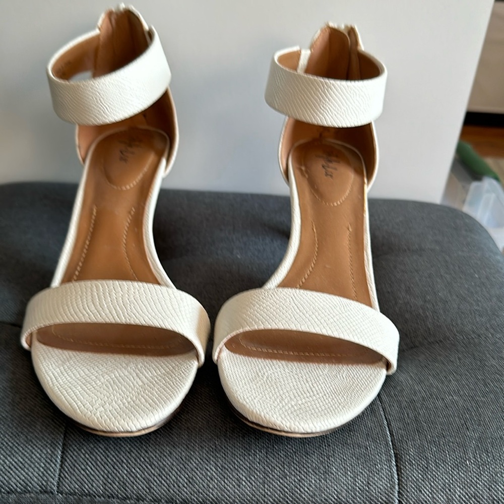 New White Pumps STYLE & CO Size 9.5 Heel 3" Zipper Back